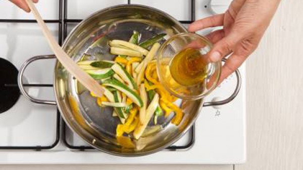 Rehoga las cebollas en un poco de aceite, añade los pimientos y después de 5 minutos el calabacín. Cocina durante 10 minutos. a continuación, añade el adobo hecho con azúcar, aceite y vinagre y termin