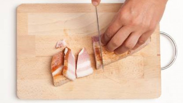 Corta en dados pequeños la panceta de cerdo. 