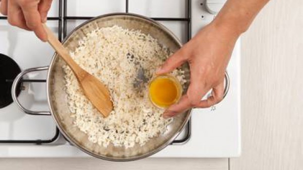 Disuelve el azafrán en un poco de agua caliente, rehoga la cebolla en una cucharada de aceite de oliva y luego, une estos ingredientes con el arroz y cocínalo añadiendo caldo a medida que se va absorv