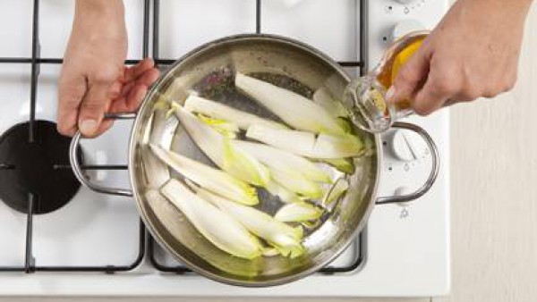 En una cazuela cocina las endívias con un poco de aceite de oliva virgen extra y el Caldo Casero de Carne 100% Natural