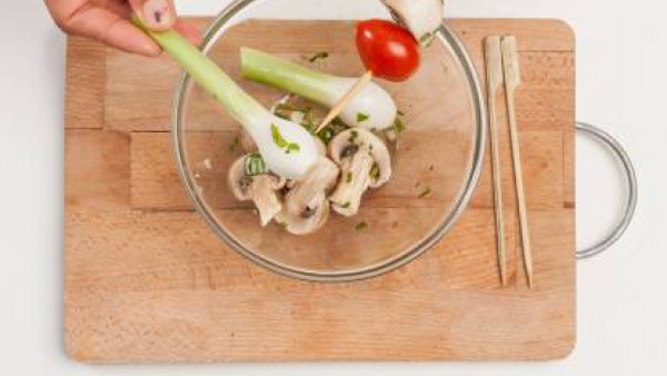 Prepara las brochetas, alternando 1 de setas, 1 cebolla y 1 tomate. Así dóralas en una plancha, y rocía con el caldo hecho con el Avecrem. Coloca los pinchos en platos de servir, rocía con el adobo de
