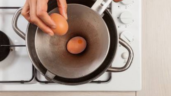 Cómo preparar Huevos rellenos con pesto-Paso 1