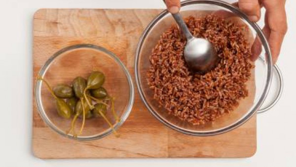 En una olla grande, cocina el arroz salvaje en agua con sal durante el tiempo indicado en el envase.