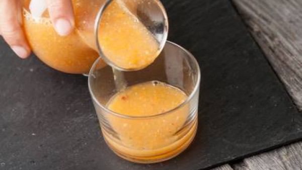 Tritura las zanahorias y manzana con el té y el zumo de limón.