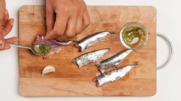 Cuando los pimientos estén bien cocidos, añade un poco de caldo preparada con una pastilla de Avecrem Dúo Paella de Pescado mientras remueves, para hacer la salsa más suave. Pon la salsa en fuentes in