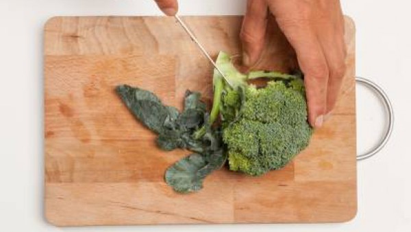 Lava las verduras, corta en trozos de brócoli y en rodajas los pimientos.