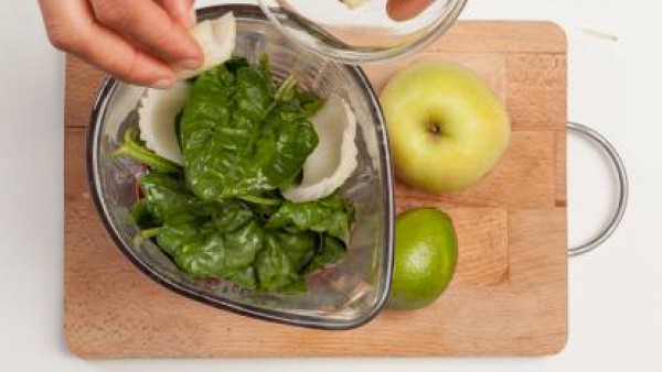 Lava las espinacas, exprime el jugo de lima, corta las manzanas verdes en trozos y el apio cortado a cubitos. Prepara una taza de té verde y déjala enfriar.