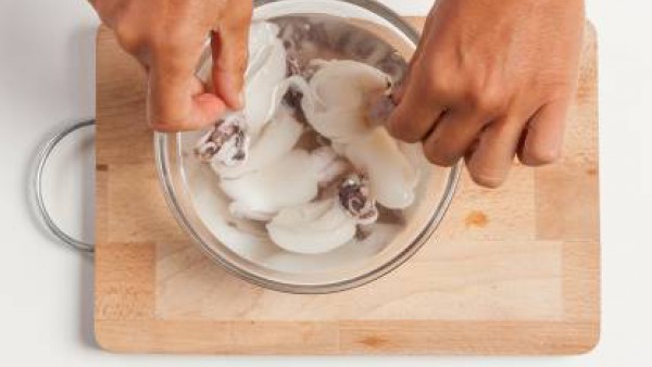 Rehogar las chalotas y, a continuación, añade la sepia y cocina la mezcla durante 10 minutos. Añade el arroz y verte el Caldo Casero de Verduras 100% Natural poco a poco, dejando que el arroz vaya abs
