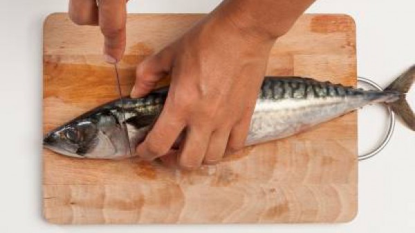 Limpia el pescado, quita la cabeza y vísceras y lava bien. Luego, dispón en una olla grande y deja cocer en abundante caldo elaborado con el Avecrem. Después de la cocción, escurre y deja enfriar; y f