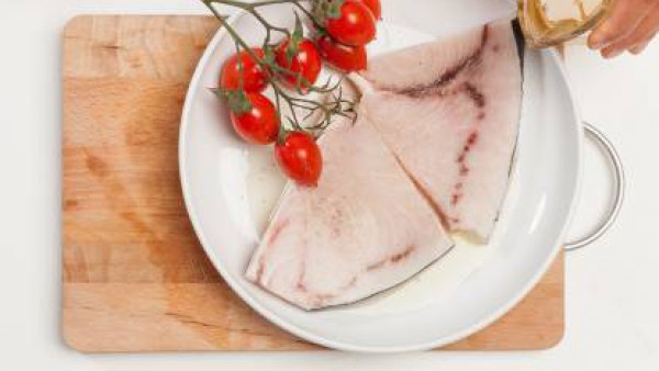 Añade a la fuente una taza de Caldo Casero de Verduras 100% Natural Gallina Blanca y 1 pastilla de Avecrem Dúo Paella de Pescado. Cocina el pescado y los tomates en el horno con un poco de aceite dura