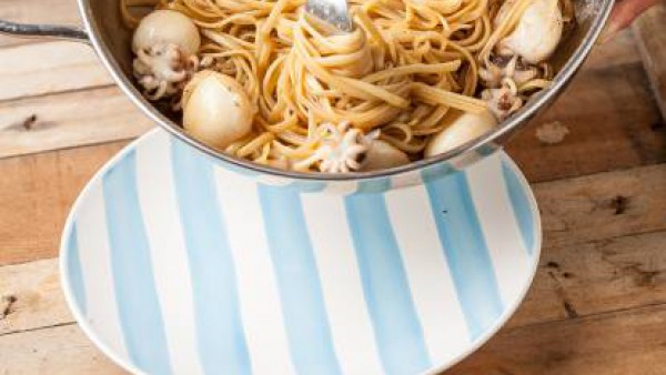 Después de la cocción, escurre la pasta y saltea en la sartén con el pescado y las migajas de pan tostado. Sazona con pimienta y sirve el plato caliente.