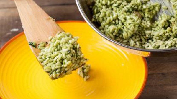Cuando esté cocido, espolvorea con queso rallado y pimienta molida. Sirve el arroz con espinacas.