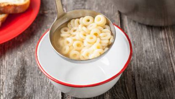 Cuando esté cocida, agrega el queso rallado y el romero fresco; y sirve el plato caliente.