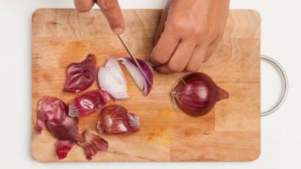 Pela la cebolla y pícala finamente. En una sartén, dórala con 1 cucharada de aceite de oliva hasta que esté casi transparente; pon pimienta y deja reposar.