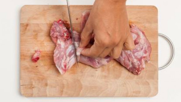 Limpia la carne de conejo y retira cualquier parte del exceso de grasa. En una sartén, fríe el ajo en 1 cucharada de aceite de oliva. Añade la carne y deja que se dore por ambos lados.