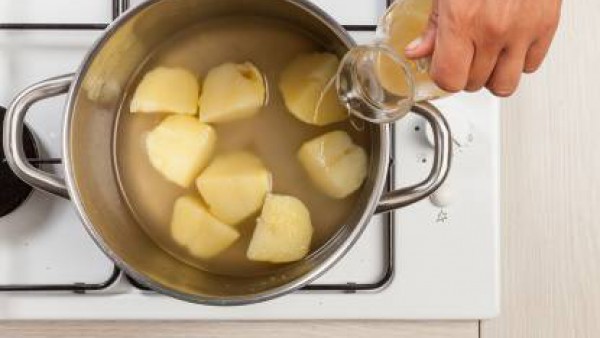 Pelar y corta las patatas en trozos. En una olla grande, cuécelas con el Caldo Casero de Verduras 100% Natural Gallina Blanca. 