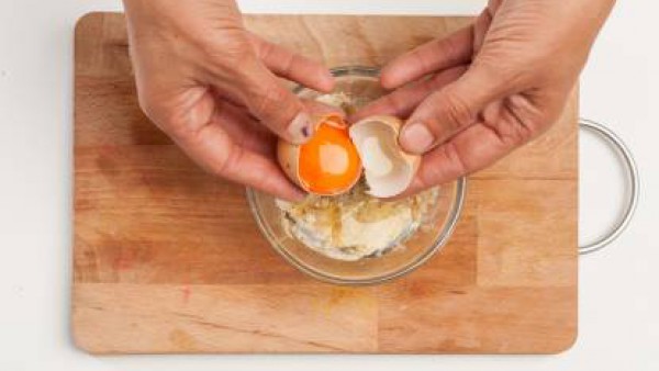 Añade también una pizca de sal y 1 huevo al conjunto. Mézclalo bien hasta que la masa esté suave. 