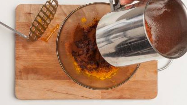 Mezcla la calabaza con el cacao en polvo tamizado, 1 huevo batido y el azúcar moreno. Agrega media bolsita de levadura y dos cucharadas de harina. Finalmente, remueve bien y vierte la mezcla en moldes