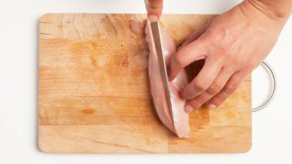 Limpia el pollo retirando la grasa y los nervios. Córtalo a tiras y, luego, a cubos y desmenuza una pastilla de Avecrem Caldo de Pollo. Dora el pollo en una sartén con 1 cucharada de aceite de oliva y