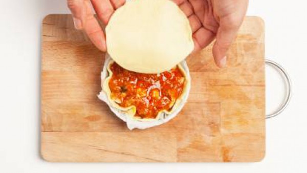 Rellena cada hojaldre grande con la salsa de carne de pollo y cúbrelos con el segundo disco. Junta los bordes presionando con los dedos.