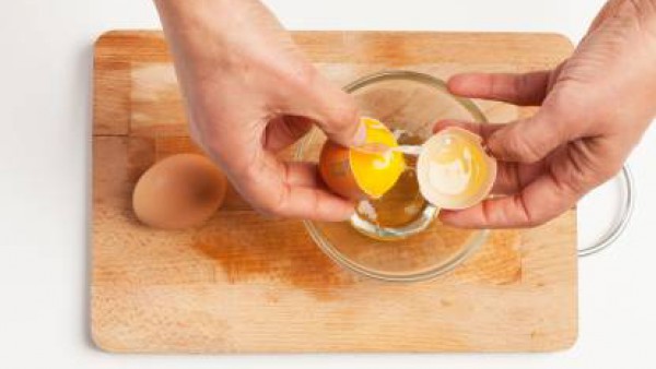 Bate los huevos con 2 tazas de leche y pimienta. Engrasa una olla de barro con 1 cucharada de aceite de oliva, colocar la pasta y vierte la mezcla de huevo y leche. Añade el queso, la carne picada, el