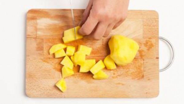Pela las patatas y córtalas en cubos.