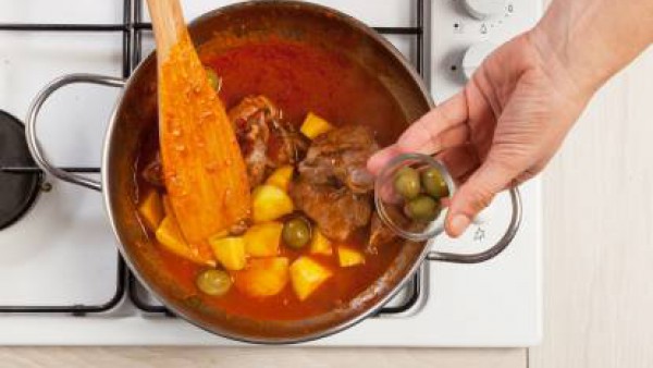 Cocina durante al menos 25 minutos a fuego fuerte y cubre la sartén. Si es necesario, añade agua para evitar que la carne se pegue a la parte inferior de la olla. Agrega sal y pimienta, añade las acei