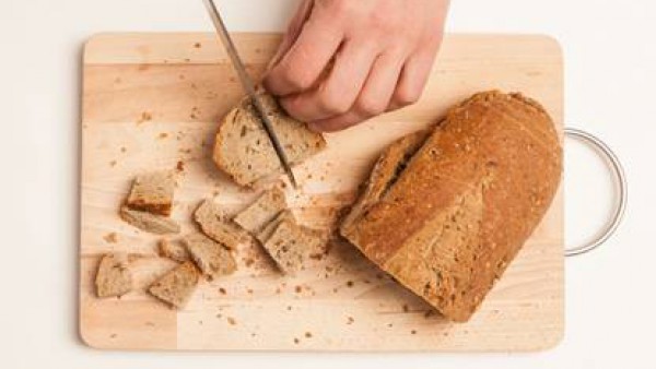 Corta rebanadas de pan de centeno en rodajas de 1 cm. y luego en dados.