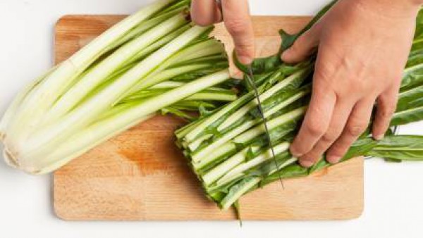Mientras tanto, limpia la achicoria y córtala en trozos grandes. En una sartén, saltea el ajo con aceite de oliva, añade la achicoria y el Avecrem. Deja que se cocine durante 8 minutos. Tapa la olla y