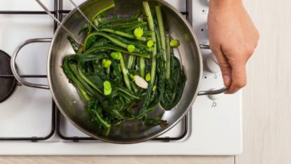 Cuando esté cocido, agrega las habas y saltea con las verduras. Sazona con pimienta y después de sírvelo espolvoreado con queso rallado. 