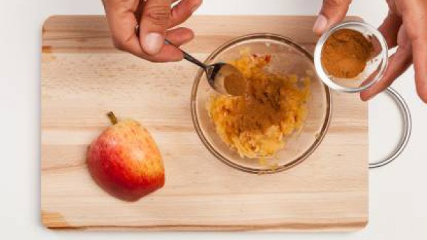 Ralla la manzana y añádele canela en polvo. Mézclalo bien. Por otro lado, separa las yemas de las claras. Bate las claras con una pizca de sal. Prepara el té de limón y deja que se enfríe. Precalienta