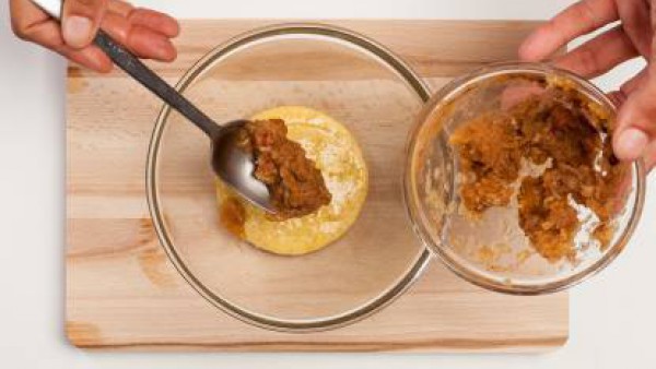 Pon la mantequilla en un bol, añade el azúcar y las yemas de huevo. A continuación, incorpora a la mezcla la manzana con canela, la harina, la levadura y el té.