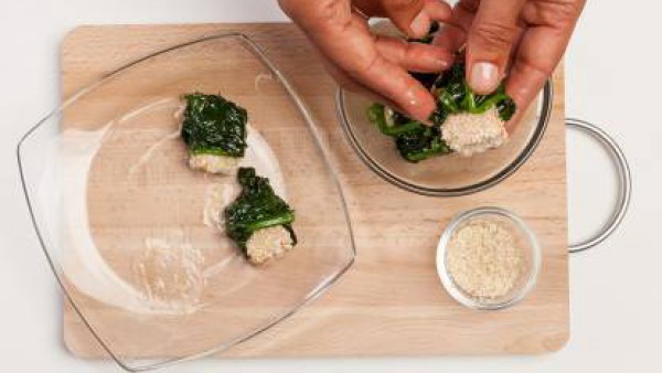 Al final de la cocción, coloca en los platos de servir y recubre cada trozo de salmón con las espinacas, asegurándote de dejar un extremo descubierto de las extremidades del pescado.