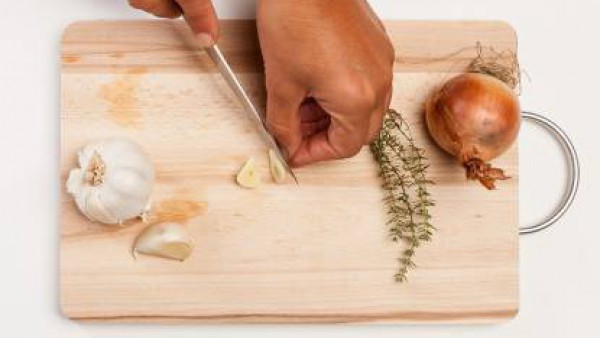 En una cacerola grande, prepara un sofrito con cebolla, ajo y 1 cucharada de aceite de oliva. Añade las verduras, 1 vaso de agua y la pastilla de Avecrem Dúo Legumbres Estofadas. Cocina a fuego lento 