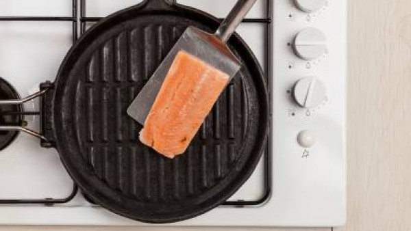 Por separado, dora en la sartén los filetes de salmón a la parrilla con el Avecrem. Después mezcla con la salsa y cocina por otros 3 o 4 minutos.