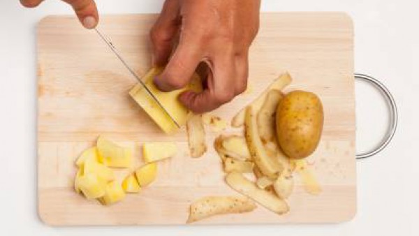 Lava los grelos con agua, quita las partes duras y pica en trozos grandes. Lava las patatas, pela y corta en trozos no muy pequeños. Pela y corta la cebolla.