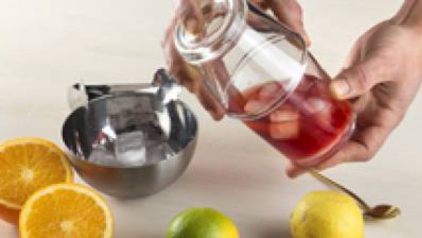 Sacudir en una coctelera para mezclar bien y servir