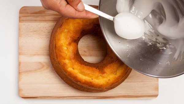 Mientras tanto, prepara el glaseado disolviendo el azúcar en polvo con una cucharada de manzanilla caliente. Decora el roscón cuando se haya enfriado. 