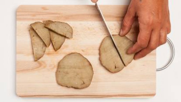 Corta el seitán en lonchas. Si las lonchas son demasiado grandes, córtalas por la mitad otra vez. Por otro lado, limpia y pica las zanahorias, la cebolla picada y el romero.