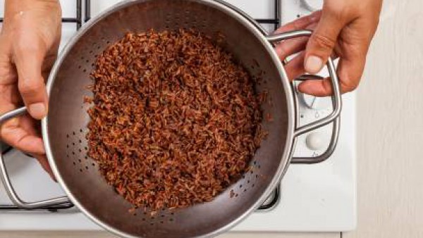 En una olla grande, cocinar el arroz salvaje en agua durante unos 35 minutos .