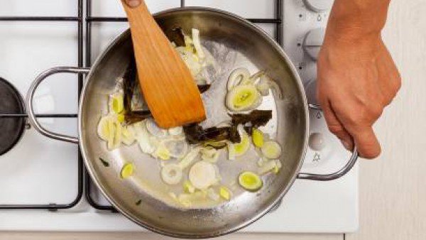 En una sartén, rehoga los puerros en 1 cucharada de aceite de oliva virgen extra. Añade las algas y las pastillas de Avecrem Dúo Legumbres Estofadas desmenuzadas. Después de cocinar el arroz, saltéalo