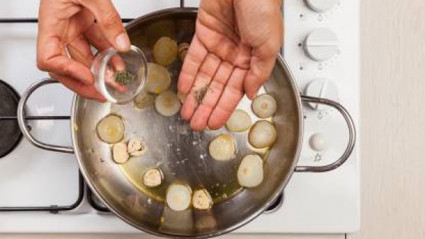 En una sartén, rehoga la cebolla en 2 cucharadas de aceite de oliva virgen. Añade las castañas en remojo y tomillo fresco.