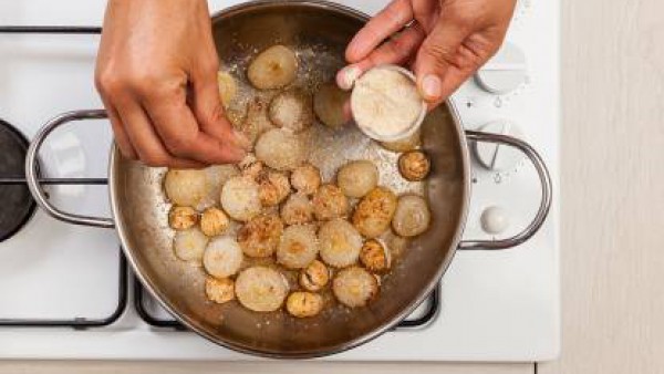 Después de unos minutos, vierte el Caldo Casero de Verduras 100% Natural y cocínalo otros 20 minutos. Sazona con pimienta, retira del fuego y sirve las cebollas.