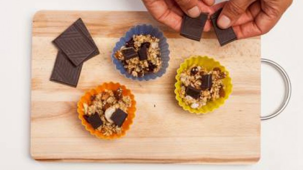 Añade unos trozos de chocolate negro a los moldes. A continuación, pon los moldes en el horno durante 10 minutos. Después de la cocción, dejar el crocante en un lugar seco y fresco hasta que se enfríe