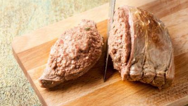 Después de cocinar, deja enfriar la carne en una olla tapada; luego córtala en rodajas de ½ cm de espesor. Sirve acompañado de cebollas.