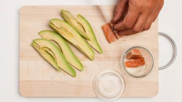 Por otra parte, corta en dados el salmón y saltéalos por unos minutos en la sartén con Caldo Casero de Verduras 100% Natural. Escurre los trozos de salmón, conserva el caldo, y coloca los trozos de pe