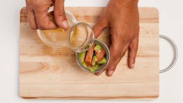 Hierve el caldo que has utilizado para cocinar el salmón y vierte el agar agar durante 2 minutos. A continuación, apaga el fuego y deja enfriar. Vierte el agar agar en los frascos de vidrio y coloca e