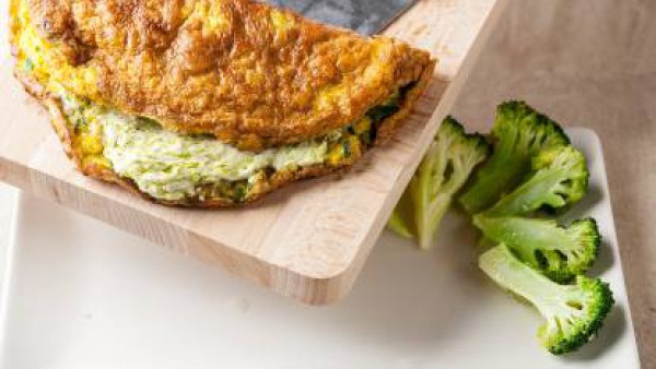 Rellena la tortilla con la mezcla de pesto y queso y sirve con cebollino picado.