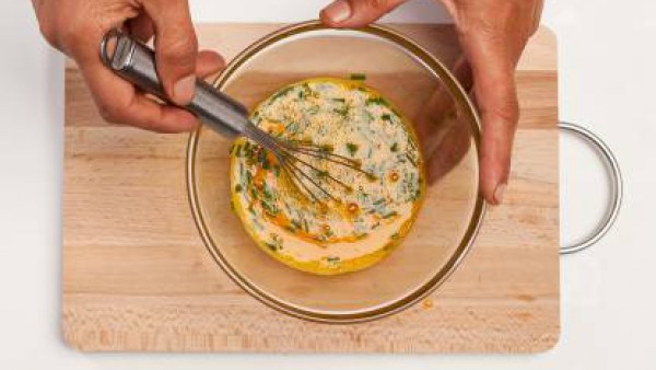 Bate los huevos con una pastilla de de Avecrem Caldo de Pollo para sazonar y viértelos en una sartén engrasada con aceite muy caliente y cocina la tortilla en ambos lados. 