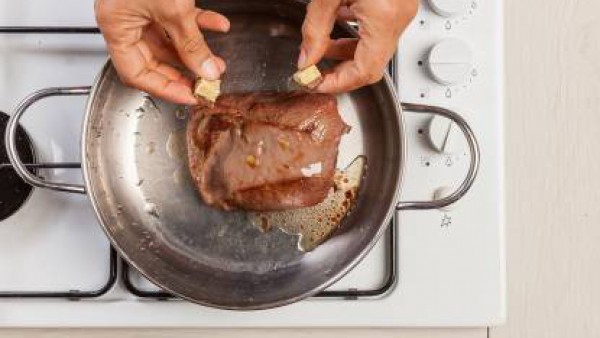 En una olla, dora la carne en 1 cucharada de aceite de oliva virgen extra durante unos 10 minutos . A continuación, agrega la pastilla de Avecrem Dúo Guisos de Carne y el Tomate Frito Gallina Blanca. 